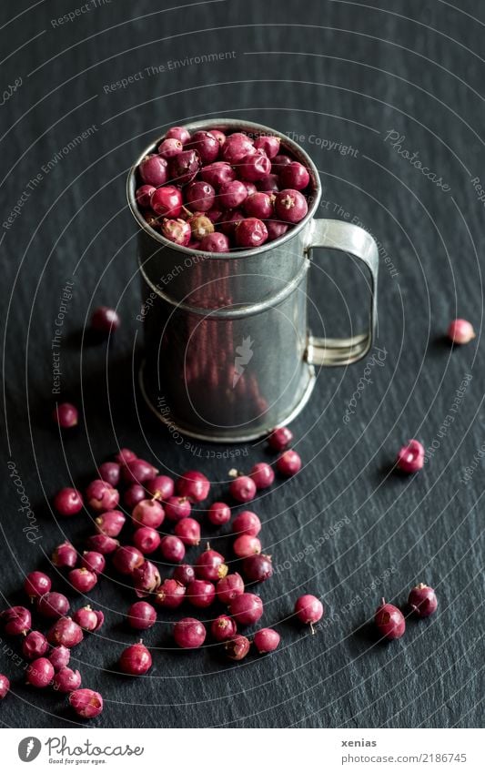 Rosa Beeren in Becher aus Zink auf Schieferplatte Pfeffer Kräuter & Gewürze Pfefferkörner Ernährung Messbecher rosa rot schwarz silber Schinusbeere mild