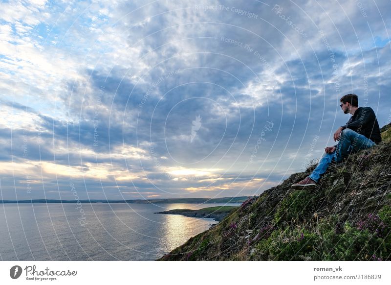 Mach mal Pause wandern maskulin 1 Mensch 18-30 Jahre Jugendliche Erwachsene Umwelt Natur Landschaft Pflanze Urelemente Wasser Felsen Küste Seeufer Bucht Meer