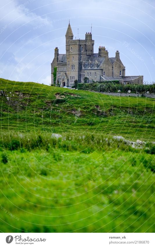 Burg in Irland Haus Traumhaus historisch grau grün Burg oder Schloss Gras hochformat düster alt geheimnisvoll allein einsam Republik Irland Wiese Schlossherr