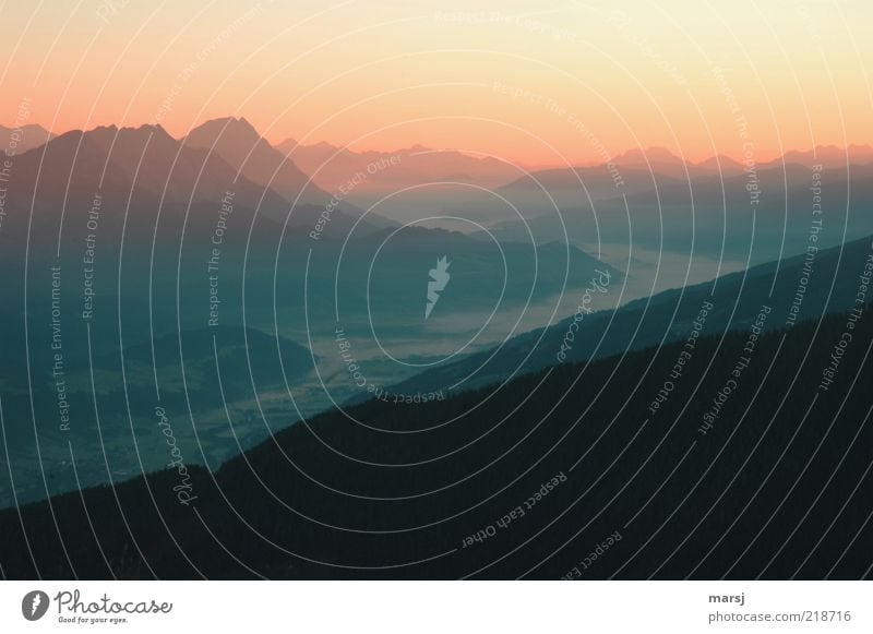 Morgengrauen harmonisch ruhig Ferne Freiheit Berge u. Gebirge Umwelt Natur Landschaft Himmel Wolkenloser Himmel Horizont Sonnenaufgang Sonnenuntergang