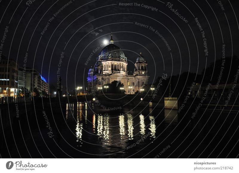 Berliner Dom Wasser Nachthimmel Mond Schönes Wetter Fluss Berlin-Mitte Bauwerk Gebäude Sehenswürdigkeit Denkmal Deutscher Dom ästhetisch authentisch schwarz