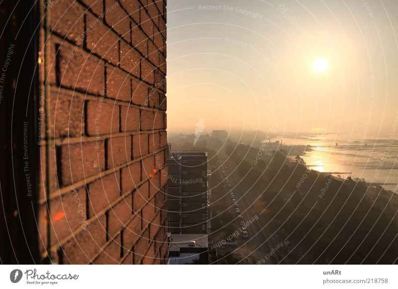 Morgenlicht Landschaft Luft Wasser Himmel Sonne Sonnenlicht Herbst Schönes Wetter Seeufer Flussufer Kleinstadt Stadtrand Mauer Wand Fassade Straße ruhig