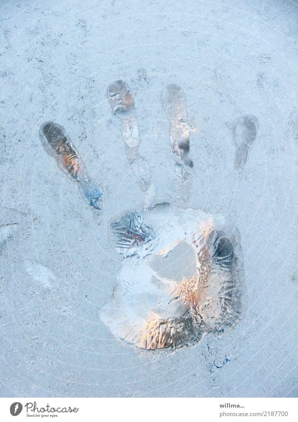 Erwärmung und Eiseskälte Hand Finger Handabdruck Winter Frost kalt gefroren Fensterscheibe Abdruck Glas eiskalt auftauen globale Erwärmung