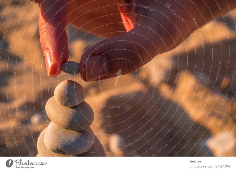 ... auf Steinchen Mann Erwachsene Hand Finger 1 Mensch 30-45 Jahre Natur Sommer Strand Korfu Sand bauen klein maritim rund braun gelb orange achtsam geduldig