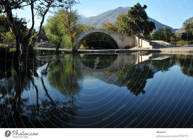 Stille Wasser Umwelt Himmel Sommer Schönes Wetter Pflanze Baum Berge u. Gebirge Teich See Kreta Griechenland Menschenleer Brücke Bauwerk Sehenswürdigkeit