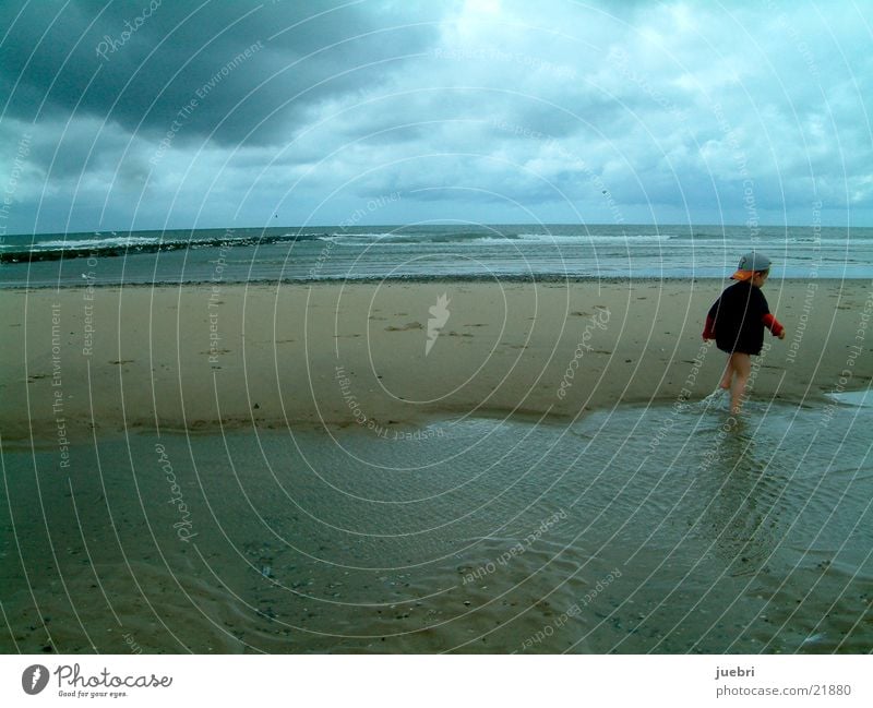 Kind an der Nordsee Wolken Strand Niederlande Unwetter Spielen Graffiti Sand