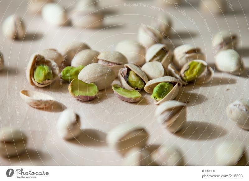 Pistazien Lebensmittel Nuss frisch grün Ernährung Farbfoto Gedeckte Farben Studioaufnahme Nahaufnahme Detailaufnahme Kunstlicht Blitzlichtaufnahme Unschärfe