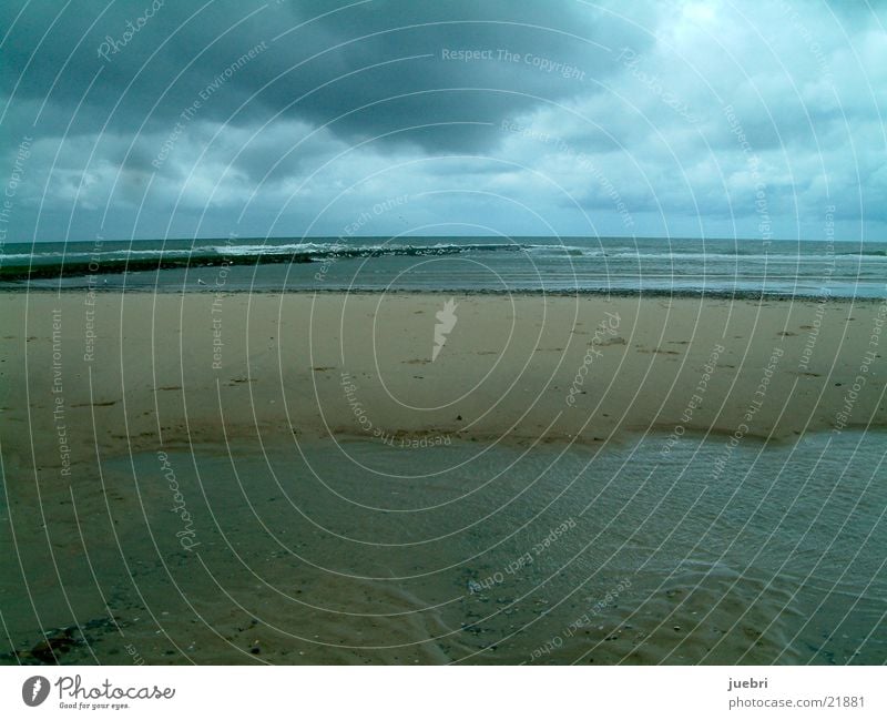 Dunkle Wolken an der Nordsee Strand Niederlande Unwetter Graffiti Sand