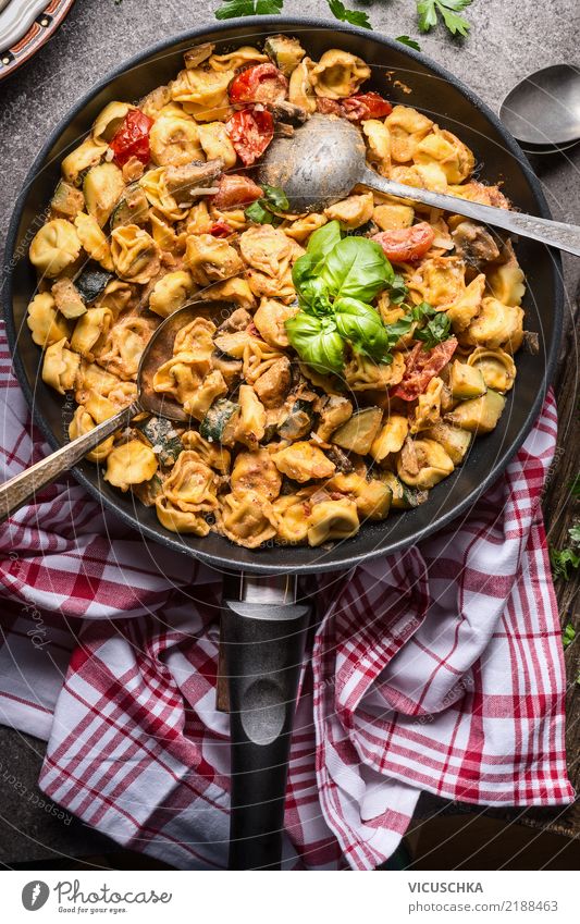 Vegetarischer Tortellinispfanne mit Gemüsesauce und Löffeln Lebensmittel Teigwaren Backwaren Festessen Bioprodukte Vegetarische Ernährung Diät