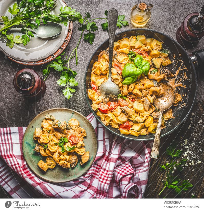 Schmackhafter Tortellinistopf mit Gemüsesauce Lebensmittel Teigwaren Backwaren Kräuter & Gewürze Öl Ernährung Mittagessen Festessen Bioprodukte