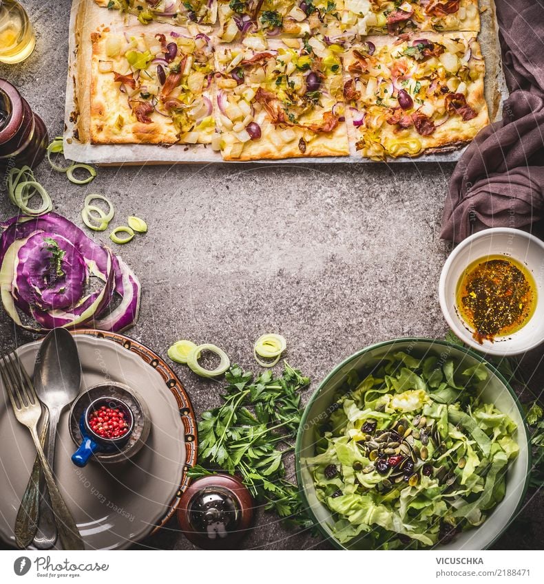 Flammkuchen mit Gemüse und grünem Salat Lebensmittel Salatbeilage Teigwaren Backwaren Kräuter & Gewürze Ernährung Mittagessen Abendessen Bioprodukte