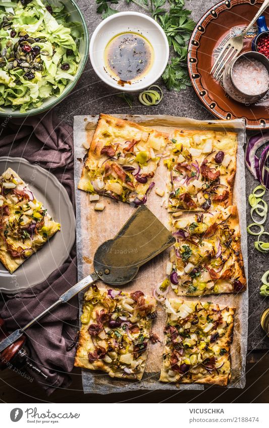 Flammkuchen und Salat Lebensmittel Gemüse Salatbeilage Teigwaren Backwaren Brot Kräuter & Gewürze Ernährung Mittagessen Bioprodukte Geschirr Teller