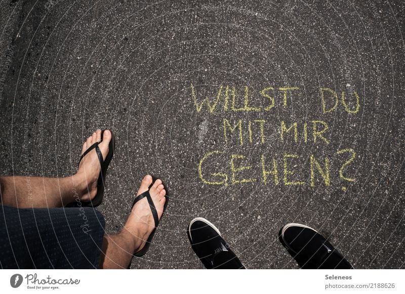 ? Mensch Beine Fuß 2 Schuhe Flipflops Liebe Gefühle Frühlingsgefühle Sympathie Zusammensein Verliebtheit Romantik Partnerschaft Farbfoto Außenaufnahme