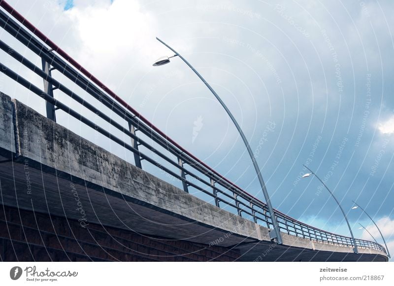 unten durch Menschenleer Brücke Bauwerk Verkehrswege Straße kalt modern blau grau Wege & Pfade Himmel himmelwärts Wolken Wolkenhimmel Regenwolken