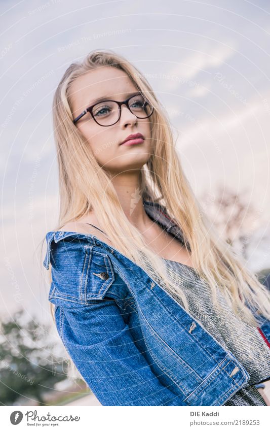 LEA11 Mensch Junge Frau Jugendliche Körper 18-30 Jahre Erwachsene Jacke blond langhaarig Denken Coolness trendy modern schön feminin wild blau silber Farbfoto