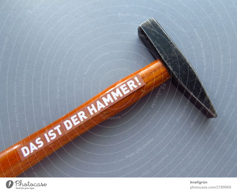 DAS IST DER HAMMER! Werkzeug Hammer Schriftzeichen Schilder & Markierungen Kommunizieren eckig stark braun grau schwarz weiß Gefühle Stimmung Freude Glück