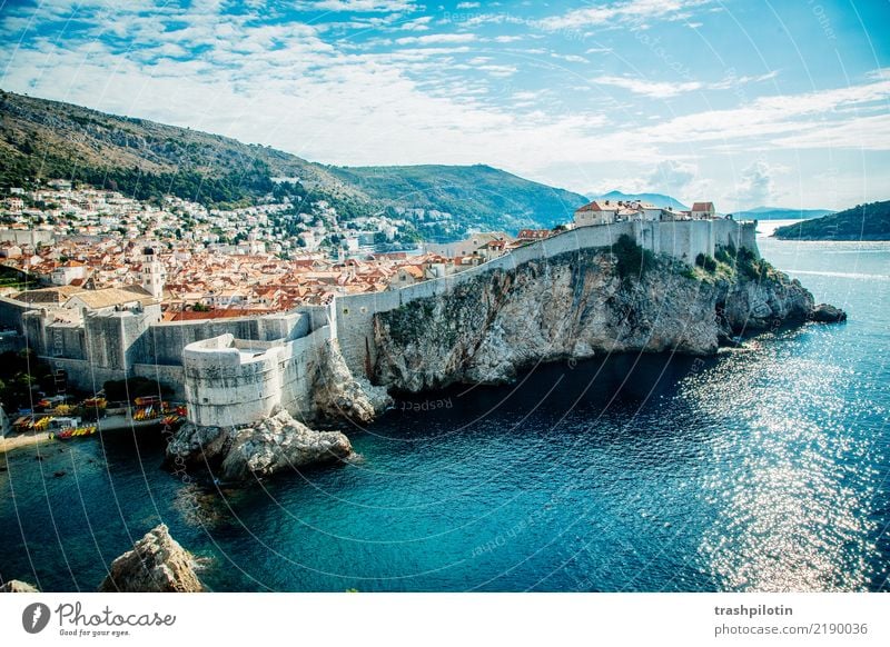 Dubrovnik Ferien & Urlaub & Reisen Kroatien Europa Stadt Hafenstadt Altstadt Haus Burg oder Schloss Architektur Stadtmauer Mauer Wand Sehenswürdigkeit