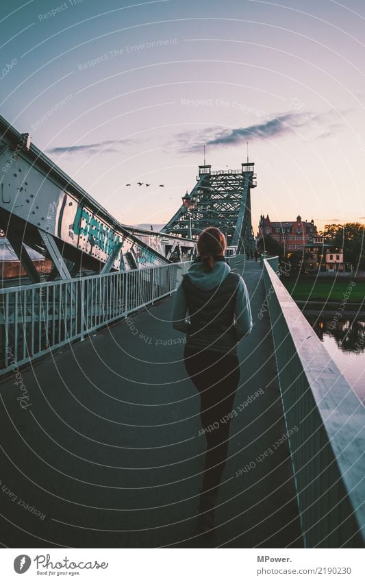 over the brigde Mensch feminin Junge Frau 1 18-30 Jahre Jugendliche Erwachsene Stadt Hauptstadt Brücke beobachten Abenddämmerung gehen Spaziergang Bürgersteig