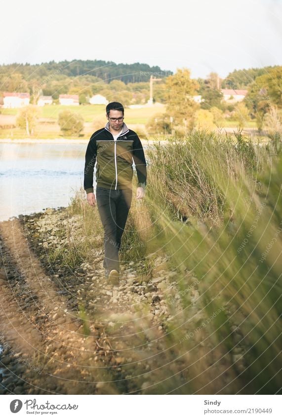 Naturbursche Mensch maskulin Junger Mann Jugendliche Erwachsene Körper 1 30-45 Jahre Wasser Herbst Schönes Wetter Pflanze Gras Sträucher Grünpflanze Wiese Hügel