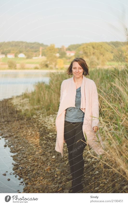 Naturmädchen Mensch feminin Junge Frau Jugendliche Erwachsene Körper 1 30-45 Jahre Kunst Pflanze Tier Wasser Schönes Wetter Gras Sträucher Blatt Wiese Flussufer