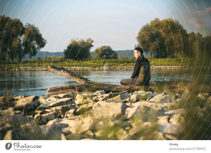 Flussbursche maskulin Mann Erwachsene Körper 1 Mensch 18-30 Jahre Jugendliche Natur Landschaft Wasser Wolkenloser Himmel Herbst Schönes Wetter Baum Gras Felsen