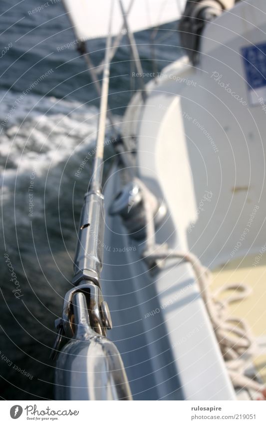 silberne Linie Sommer Sommerurlaub Meer Sport Segeln Natur Wasser Wetter Sturm Wellen Schifffahrt Sportboot Jacht Seil An Bord Reling blau weiß schmal