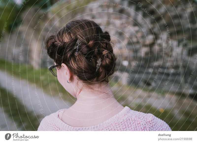 Blick auf Frisur einer Frau in den Weinbergen feminin Junge Frau Jugendliche Erwachsene Kopf Haare & Frisuren 1 Mensch 18-30 Jahre brünett langhaarig Zopf