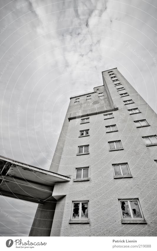 Einstürzende Altbauten Menschenleer Industrieanlage Fabrik Bauwerk Gebäude Architektur Mauer Wand Fenster alt außergewöhnlich bedrohlich dreckig dunkel gruselig