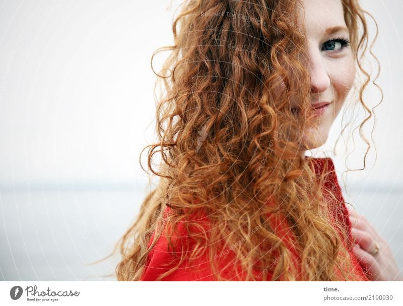 Nina feminin Frau Erwachsene 1 Mensch Wasser Horizont Küste Ostsee Kleid rothaarig langhaarig Locken beobachten Lächeln Blick schön Wärme wild Lebensfreude