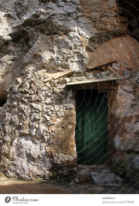 my cave is my castle Umwelt Natur Erde Schönes Wetter Menschenleer Tür Stein alt grün Durchgang Mallorca Eingang Farbfoto Außenaufnahme Tag Licht Schatten