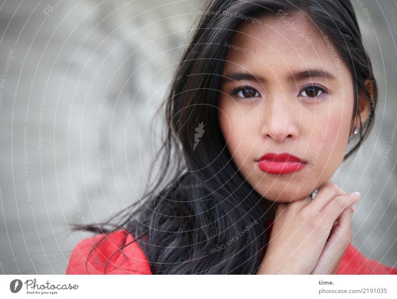 Pinkaholickaye feminin Frau Erwachsene 1 Mensch Felsen Kleid Ohrringe schwarzhaarig langhaarig beobachten Denken festhalten Blick schön selbstbewußt Coolness