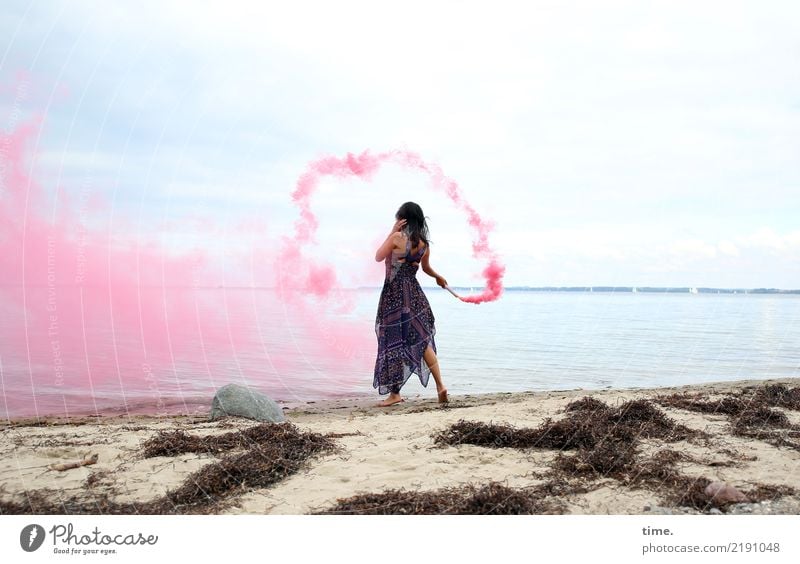 pink steam (I) feminin Frau Erwachsene 1 Mensch Sand Himmel Küste Strand Ostsee Seegras Kleid schwarzhaarig langhaarig farbfackel festhalten gehen Spielen