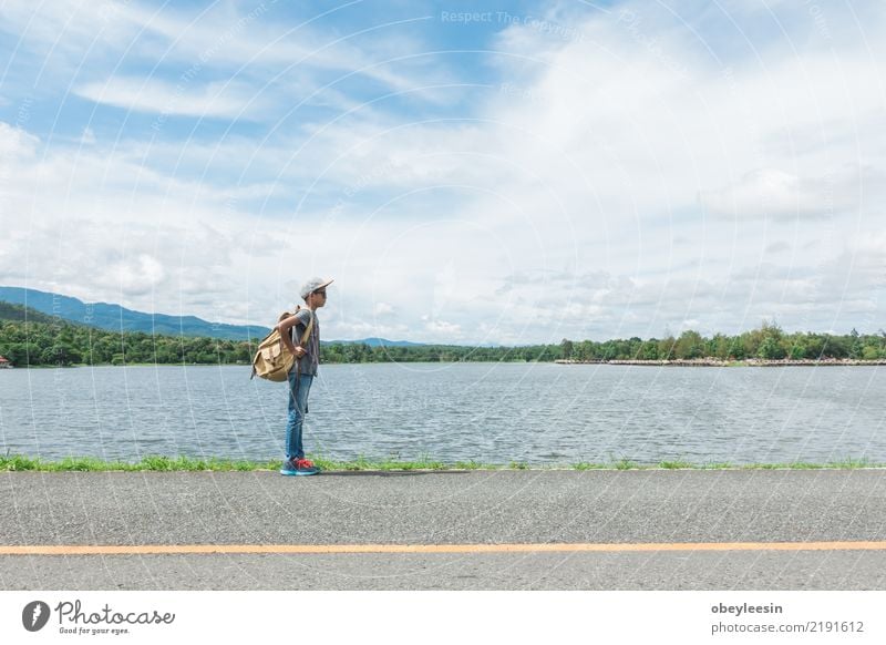 junger asiatischer Junge, der alleine am Naturpark reist Stil Leben Ferien & Urlaub & Reisen Ausflug Sommer Tisch Business Telefon Fotokamera Mode Bekleidung