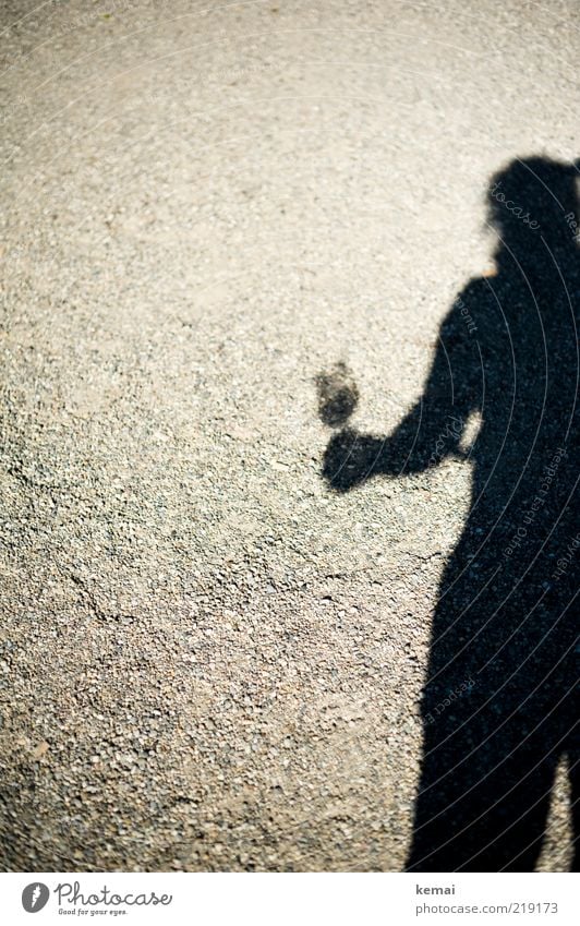 Nachschub holen Getränk Alkohol Wein Glas Weinglas Mensch Frau Erwachsene 1 Stein stehen dunkel hell Schatten Farbfoto Außenaufnahme Textfreiraum links Tag