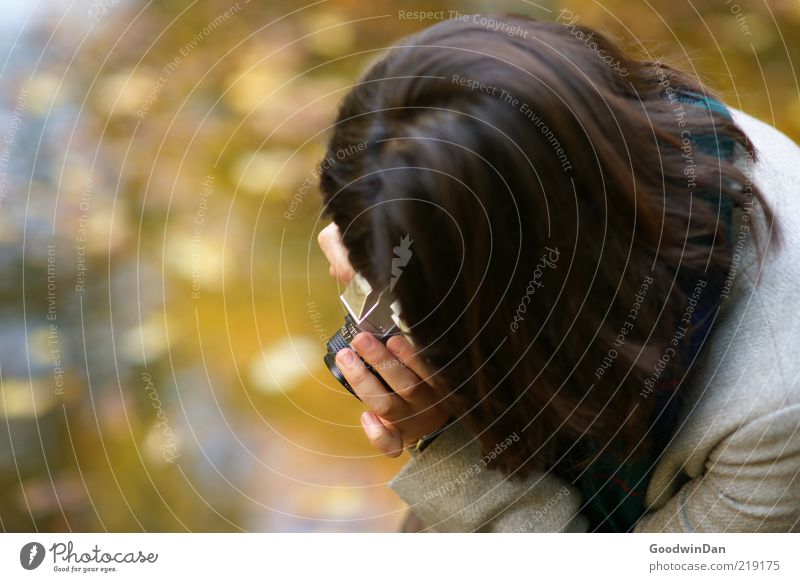 sekunde.. Mensch Frau Erwachsene Kopf 1 Schal Haare & Frisuren brünett Fotokamera Gefühle Stimmung Vorfreude Fotografieren Konzentration geduldig ruhig Farbfoto