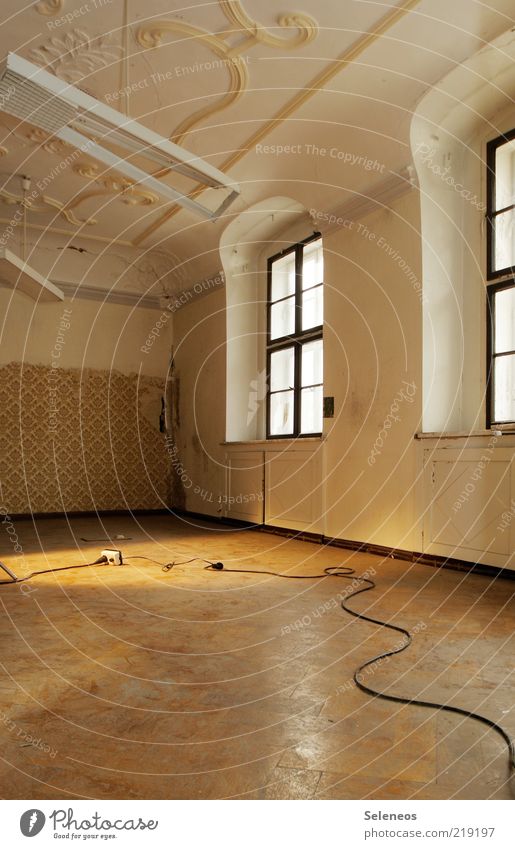 BüroSchauplatz Wohnung Hausbau Renovieren Innenarchitektur Lampe Raum Stuckdecke Baustelle Kabel Steckdose Gebäude Architektur Mauer Wand Fenster alt groß