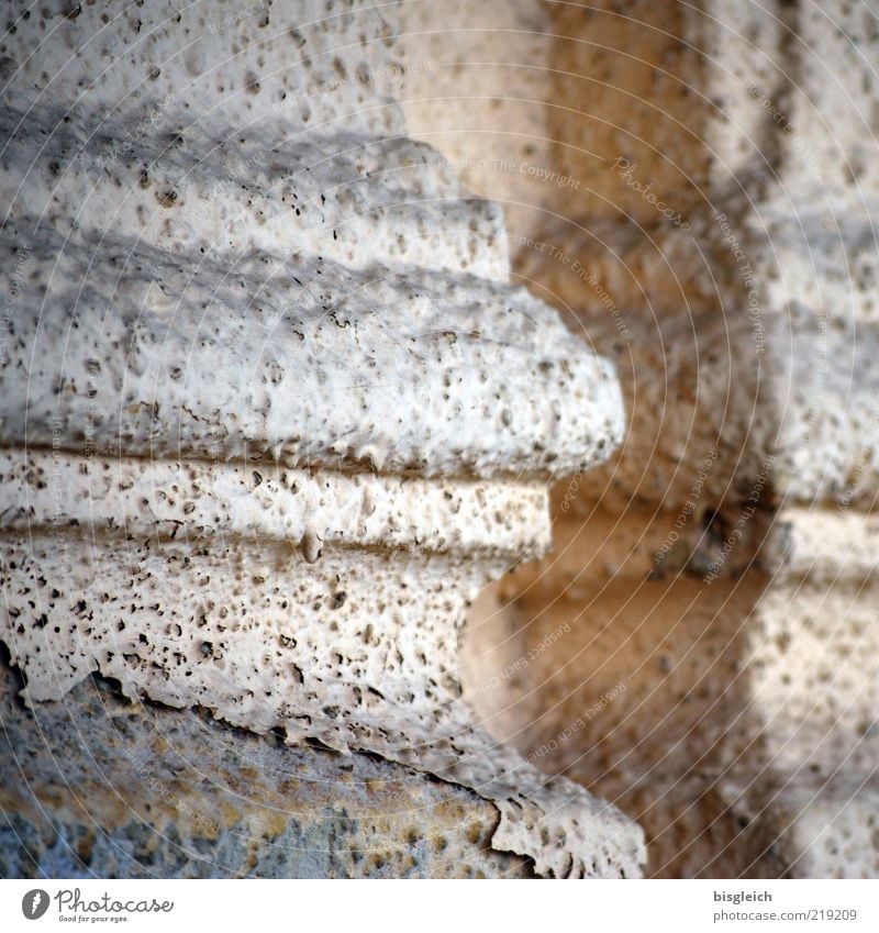 verwittert Haus Mauer Wand Fassade Stein alt trist braun grau Vergänglichkeit Verfall Putz Putzfassade Säule Säulenkapitell Farbfoto Gedeckte Farben