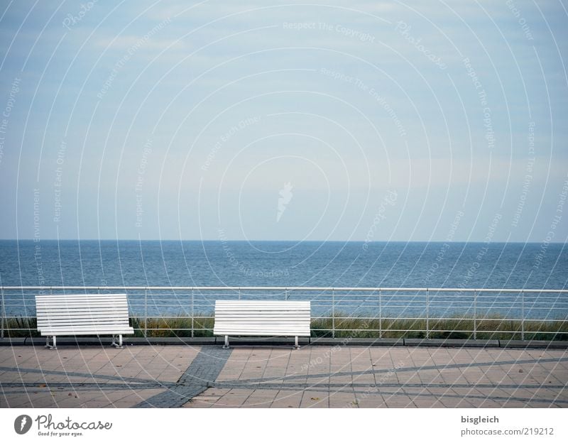 Das Ende der Saison Meer Bank Luft Wasser Herbst Strand Uferpromenade Kühlungsborn Deutschland Europa blau grau ruhig Einsamkeit Saisonende Farbfoto