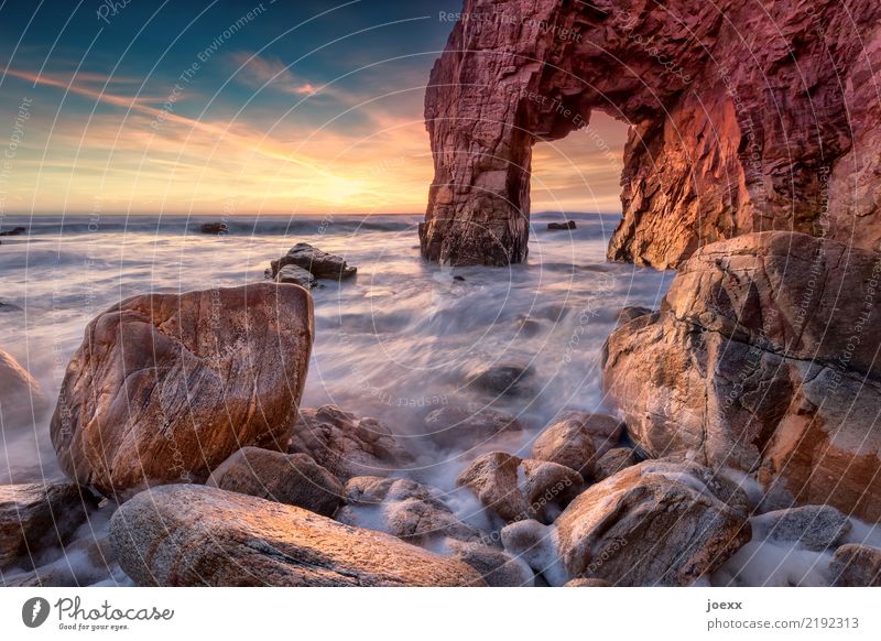 Portal Wasser Himmel Wolken Horizont Schönes Wetter Felsen Wellen Küste Meer authentisch eckig groß maritim Wärme blau braun orange Farbfoto mehrfarbig