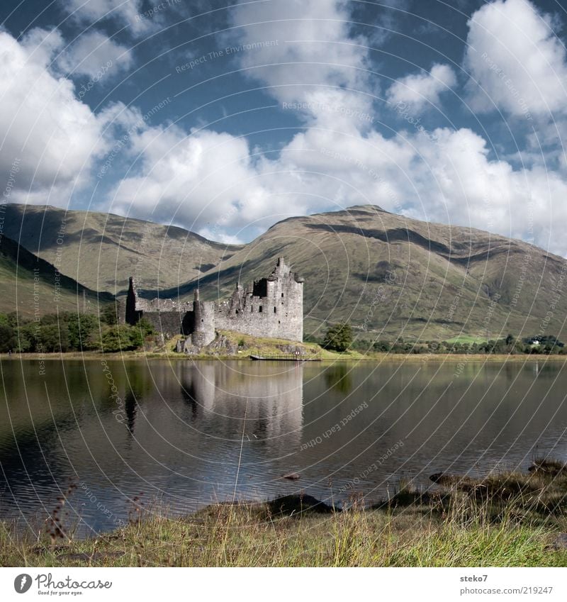 the roof was on fire Wolken Berge u. Gebirge Seeufer Ruine Einsamkeit Vergänglichkeit Schottland Kilchurn Castle verfallen Highlands Farbfoto Außenaufnahme