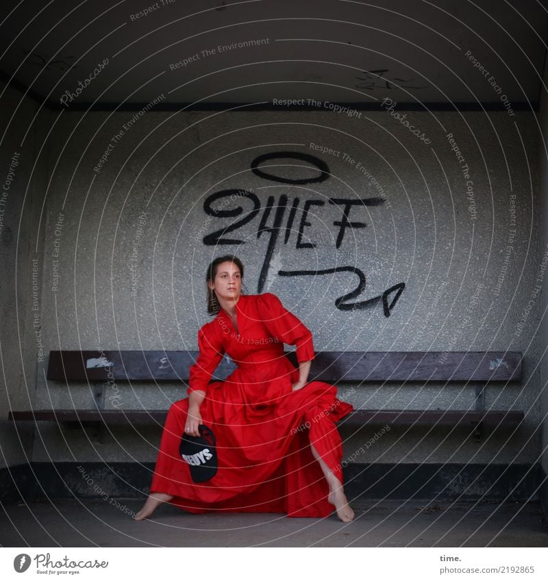 lil't feminin Frau Erwachsene 1 Mensch Schauspieler Hütte Gebäude Mauer Wand Kleid Mütze brünett langhaarig Zeichen Schriftzeichen Graffiti Bank beobachten