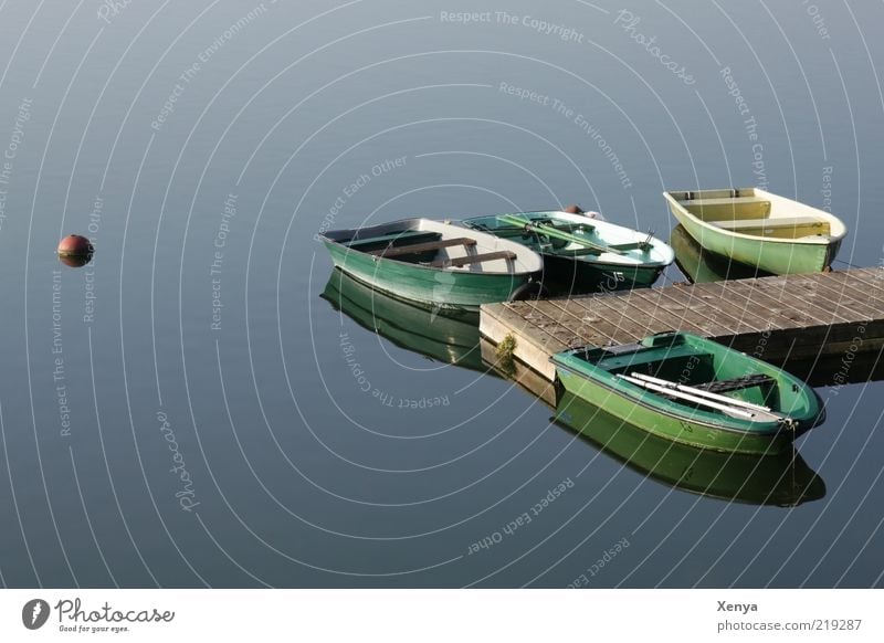 Morgens am See Ruderboot Wasser ruhig blau grün Wasserfahrzeug Steg Farbfoto Außenaufnahme Menschenleer Textfreiraum links Anlegestelle Boje Wasseroberfläche