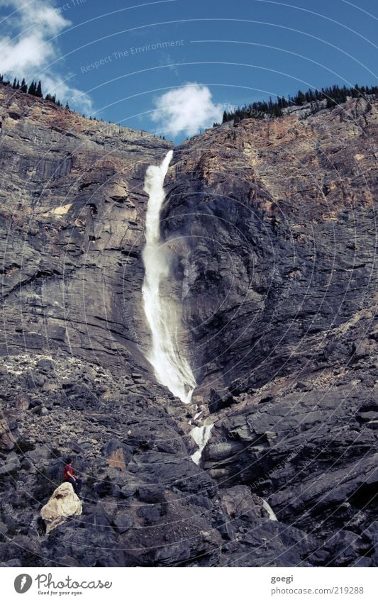 der Mensch ist so klein maskulin Mann Erwachsene 1 Umwelt Natur Urelemente Wasser Himmel Wolken Sommer Schönes Wetter Felsen Schlucht Bach Wasserfall