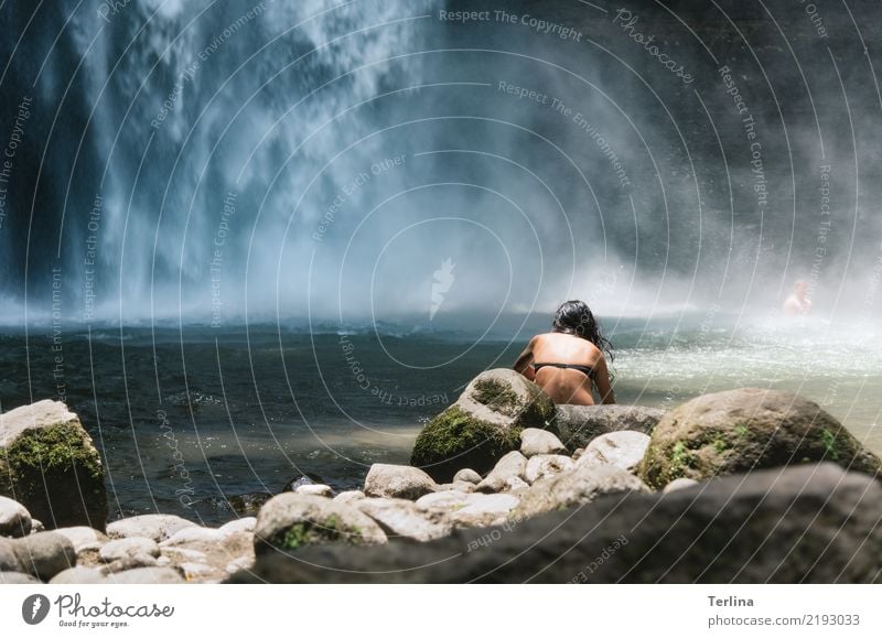 Wasserfall mit Pool feminin Frau Erwachsene 1 Mensch 30-45 Jahre Natur Landschaft Sommer Schönes Wetter Berge u. Gebirge Schlucht Schwimmen & Baden beobachten