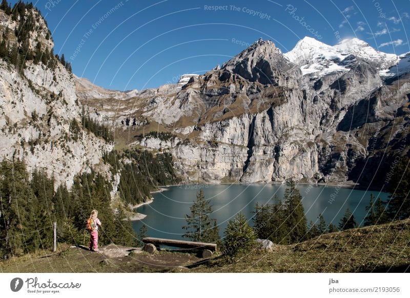 Oeschinensee Leben harmonisch Zufriedenheit Freizeit & Hobby Ausflug Ferne Sommer Berge u. Gebirge wandern Sport Sportstätten Kind lernen feminin 1 Mensch Natur