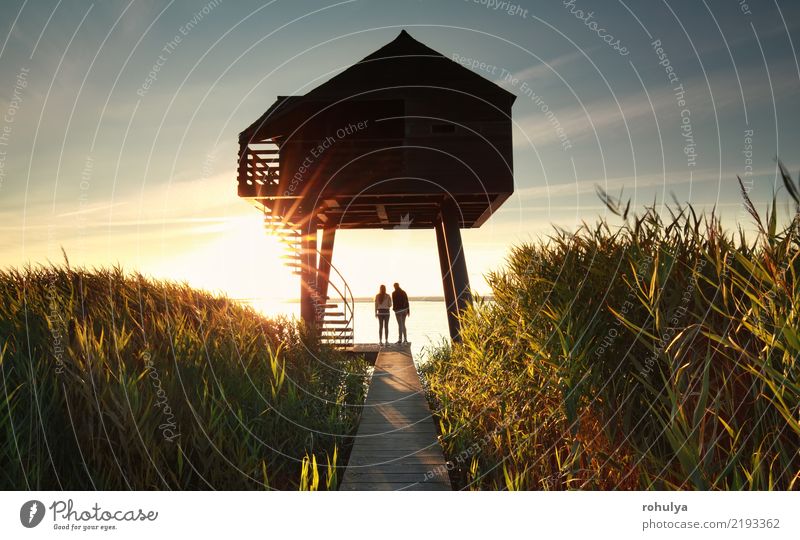 Paar von hölzernen Beobachtungsturm bei Sonnenuntergang Sommer Meer Landschaft Himmel Küste See Gebäude Architektur Wege & Pfade Zusammensein Gelassenheit