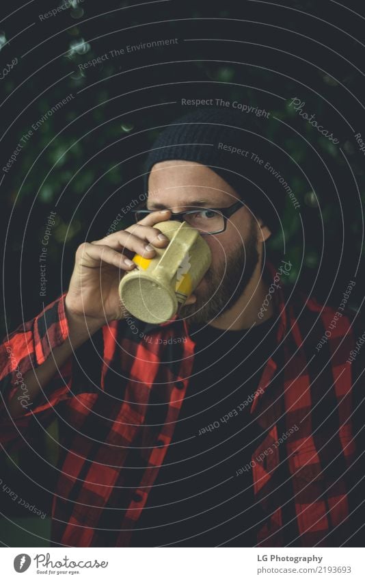 Glückliche Hipster trinken Kaffee Lifestyle schön Windstille Mann Erwachsene Pflanze Mode Hemd Hut Vollbart Lächeln Coolness Freundlichkeit natürlich weiß