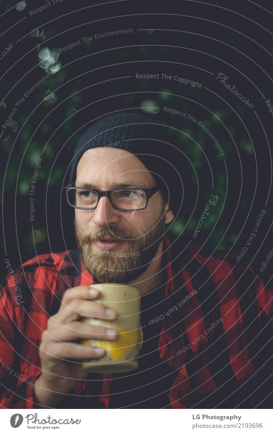 Glückliche Hipster trinken Kaffee Lifestyle schön Windstille Mann Erwachsene Pflanze Mode Hemd Hut Vollbart Lächeln Coolness Freundlichkeit natürlich weiß