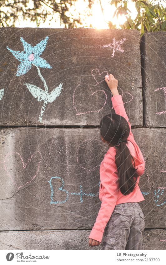 Junges Mädchen mit braunen Haaren spielt draußen. Glück schön Spielen Sommer Sonne Mensch Frau Erwachsene Kunst Blume Graffiti niedlich rosa Sicherheit Farbe