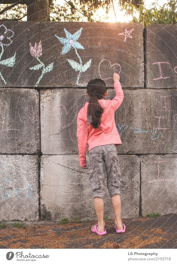 Junges Mädchen mit braunen Haaren spielt draußen. Glück schön Spielen Sommer Sonne Mensch Frau Erwachsene Kunst Blume Graffiti niedlich rosa Sicherheit Farbe